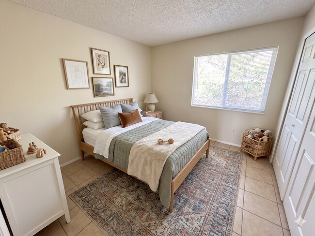 Building Photo - 2906 Straus Ln