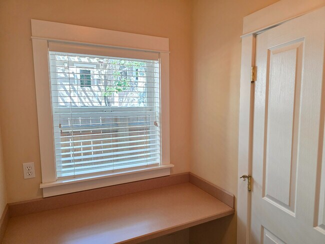 Building Photo - 2423 NW Awbrey Rd