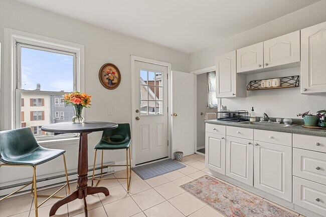 Building Photo - 377 Dorchester St