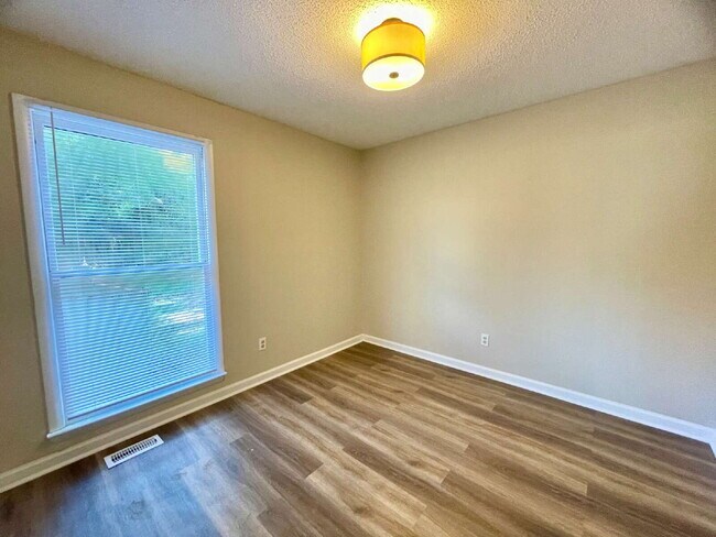 Building Photo - 3 Bed, 2 Bath Nest In Fayetteville