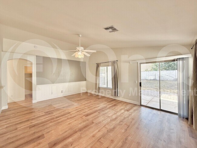 Building Photo - 1914 E Palomino Dr