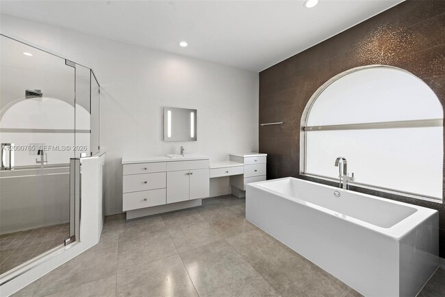 Building Photo - 552 Palm Dr