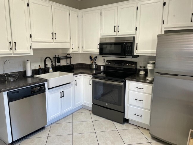 Building Photo - 385 Old Epps Bridge Rd