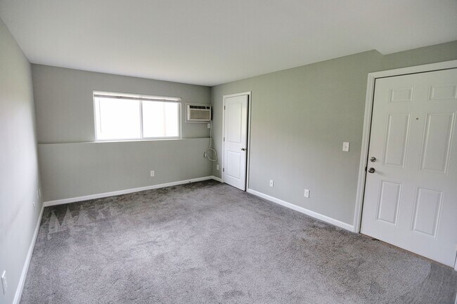 Building Photo - 865 Grand Ave NE