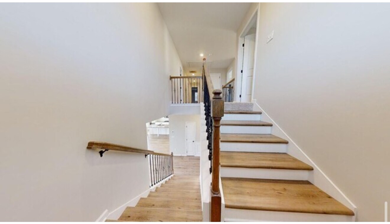 Stairshallway - 2101 Forrest Cv