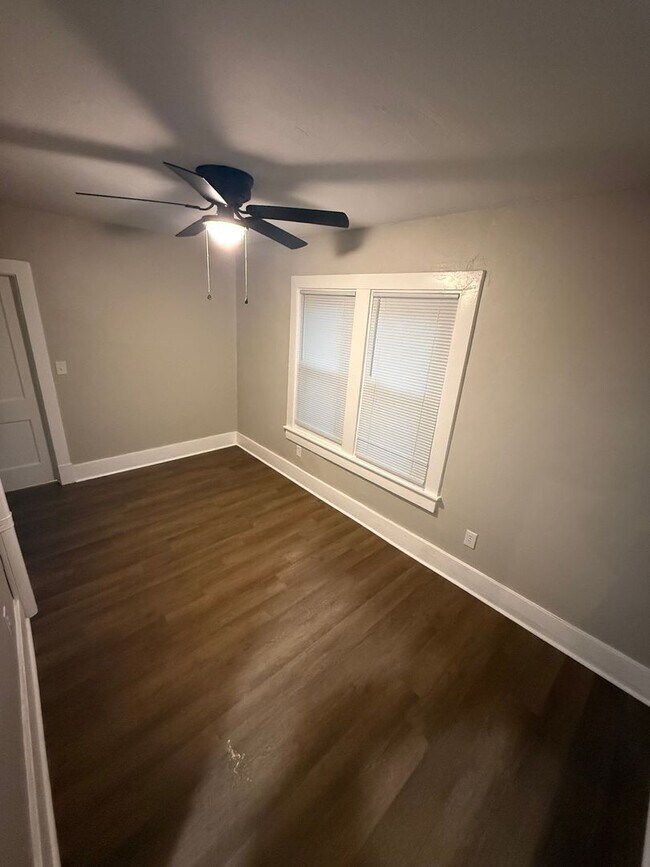 Building Photo - 622 7th St