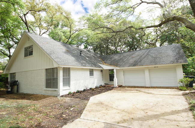 Primary Photo - 596 L'Ombre Ct NE
