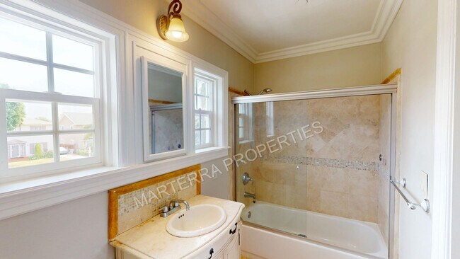Building Photo - Charming 4-Bedroom Home in Wilshire Park HPOZ – Private Decks, Backyard & Garage!