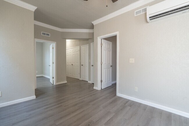 Building Photo - MOVE IN READY 2 Bedroom in the Heart of Oceanview!