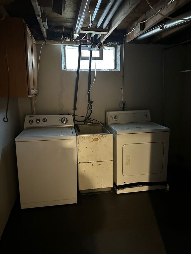Building Photo - 3 bdrm with finished basement!