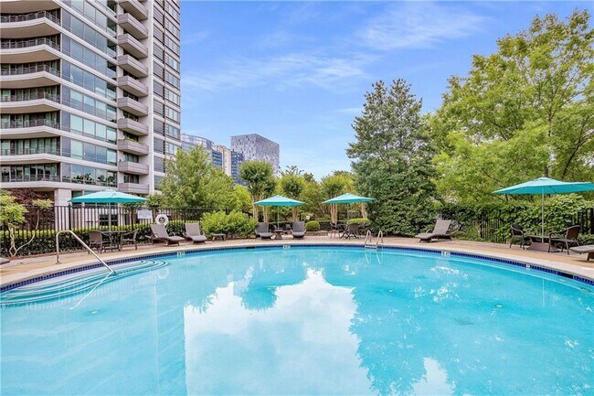 Building Photo - 700 Park Regency Pl NE