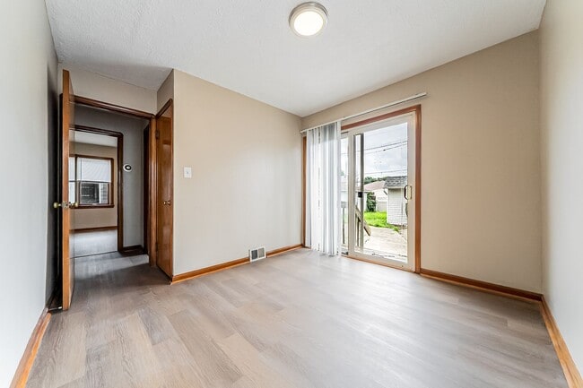 Building Photo - Beautiful 3 beds, 1.5 bathroom home with b...