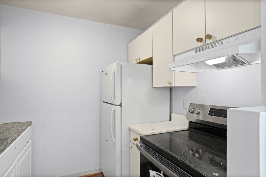 Building Photo - 47 Ten Broeck St