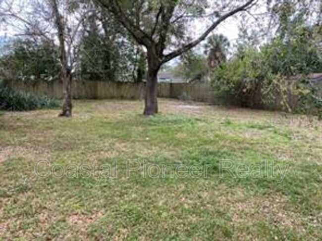 Building Photo - 3015 Deleuil Ave