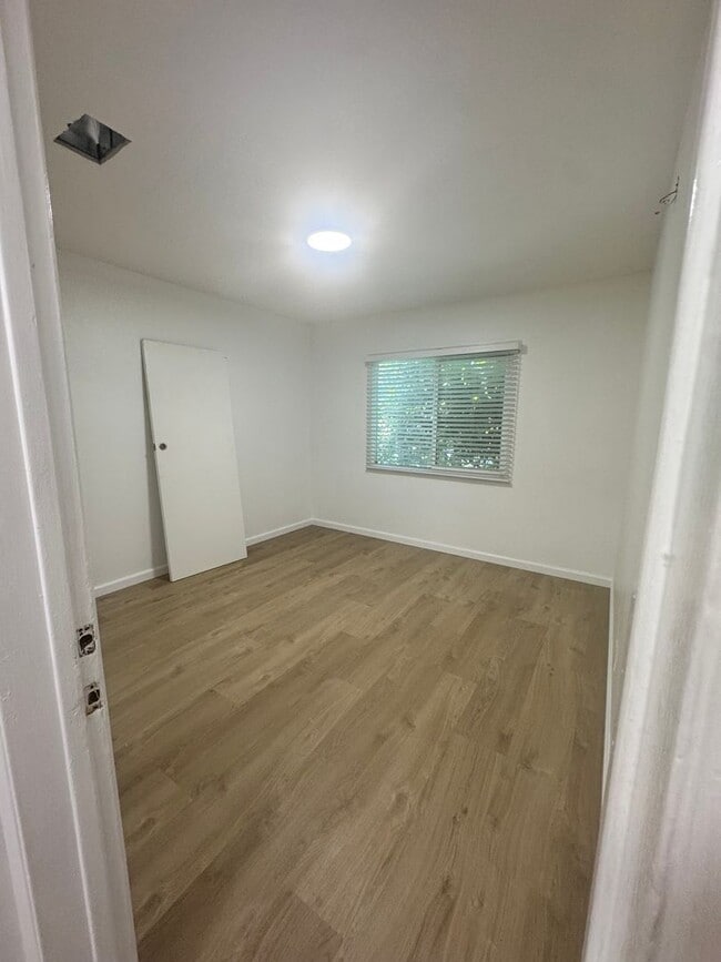 Building Photo - Saticoy 14937/Tung