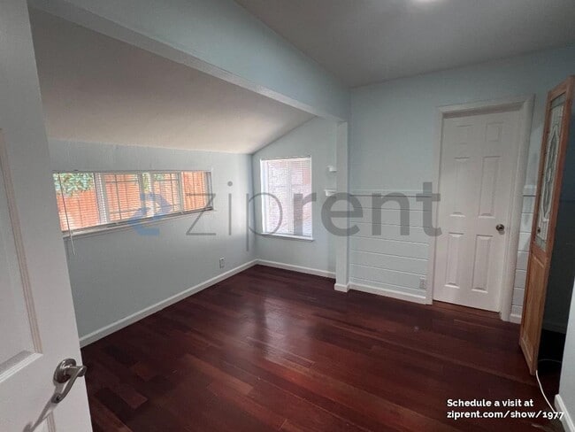 Building Photo - 10609 Creston Dr