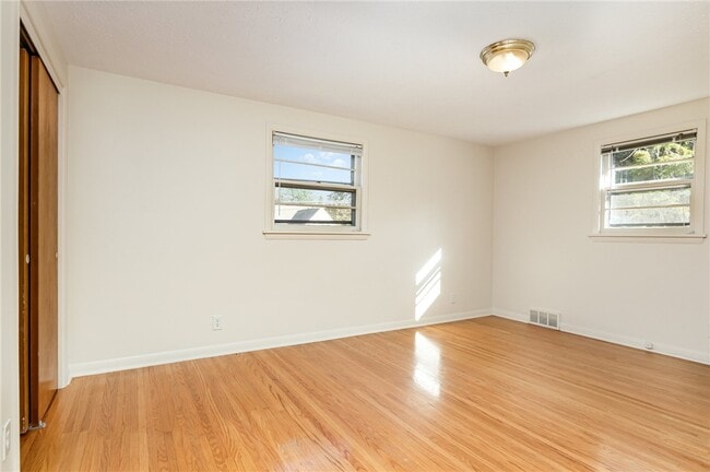 Building Photo - 16 Summit St