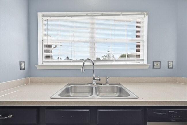 Building Photo - 3 Bedroom in Central Crestview!