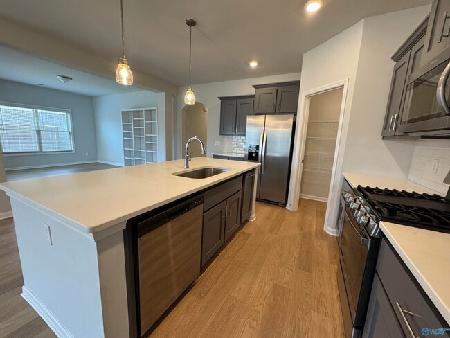 Building Photo - 214 Portrait St