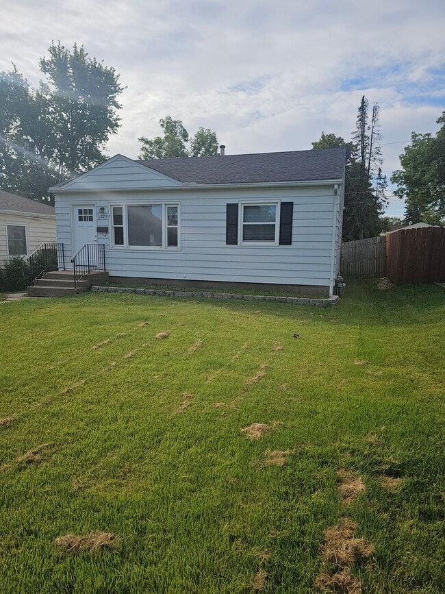 Building Photo - There is a $25 fee per application and eve...