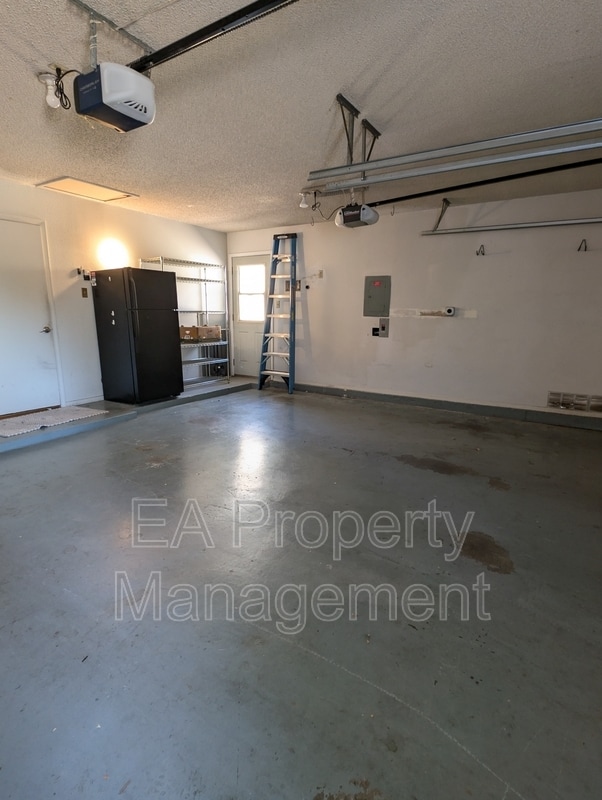 Building Photo - 6709 Hensch Ave NE