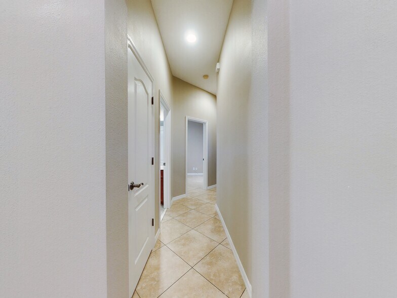 Building Photo - 610 Victoria Hills Dr
