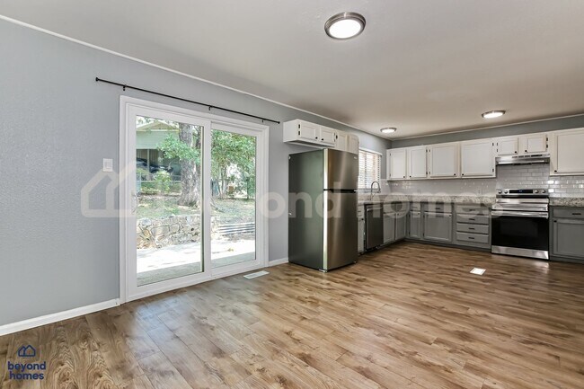 Building Photo - Modernized and highly desirable home with 3 bedroom / 2 full bath and 1,918 sq feet of space!