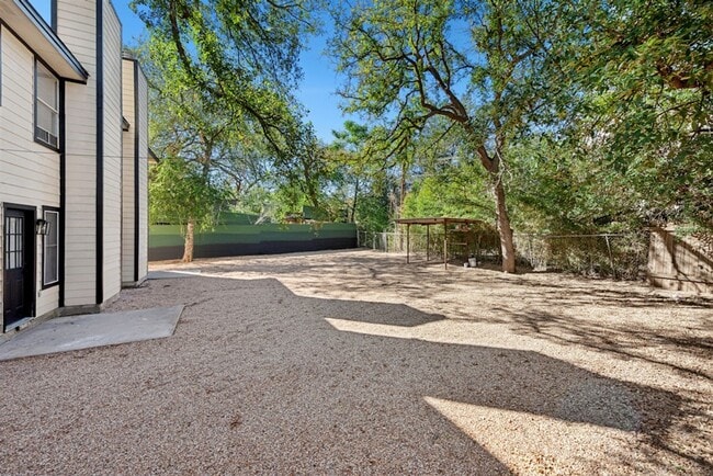 Building Photo - Newly Remodeled Duplex Great Location!