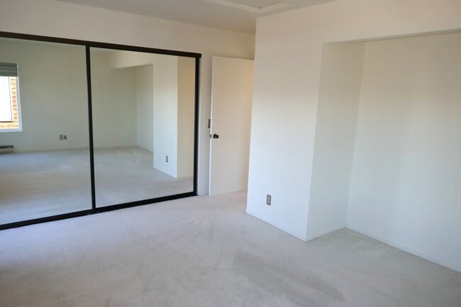 Building Photo - ONE LEVEL TOP-UNIT CONDO IN HEADLANDS WITH STUNNING BAY VIEWS