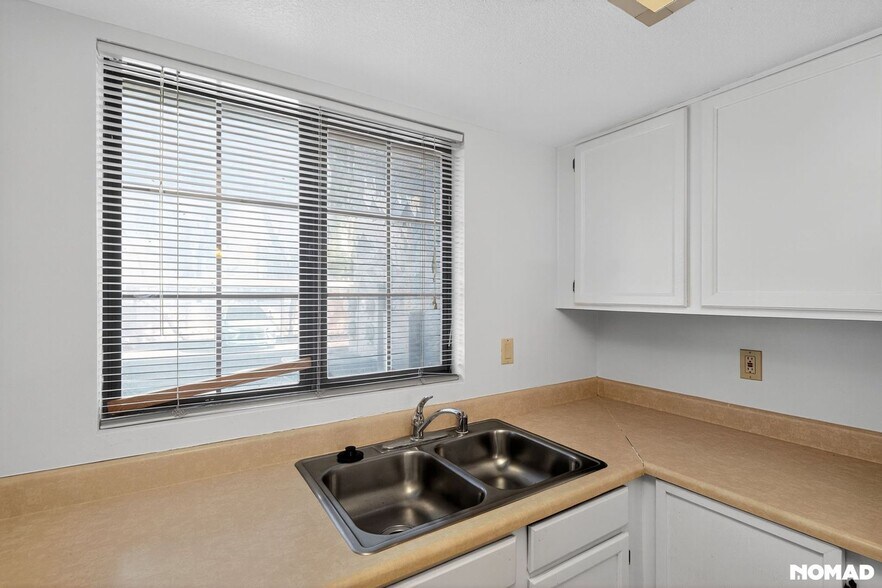 Building Photo - 1905 E University Dr