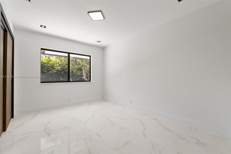 Building Photo - 5020 Hawkhurst Ave