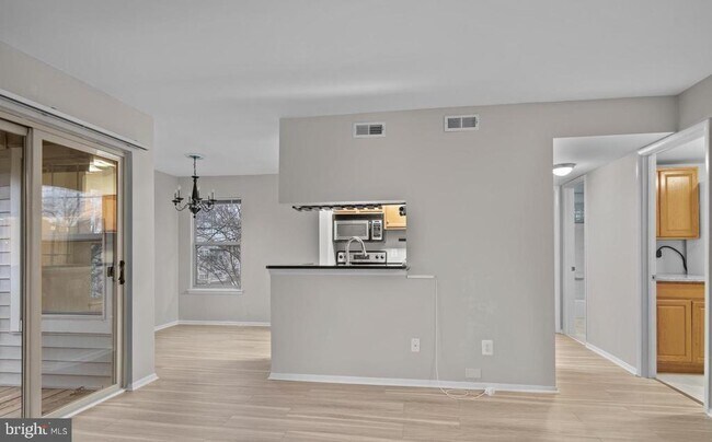 Building Photo - 1700 Ascot Way