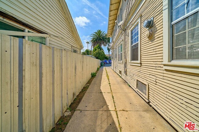 Building Photo - 1347 Valencia St