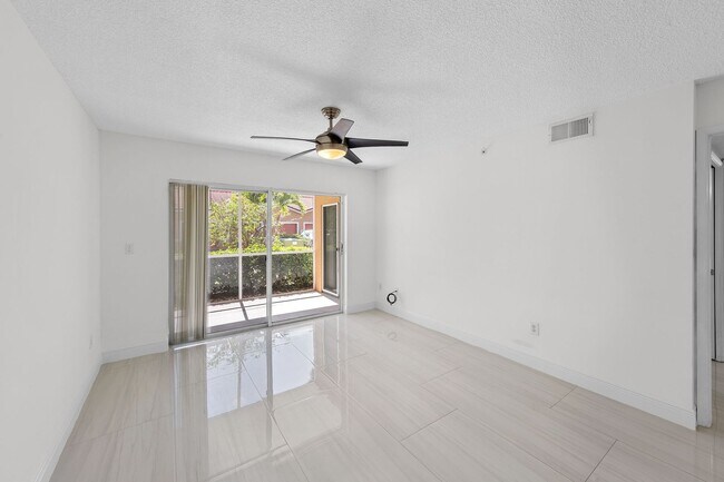 Building Photo - ANNUAL UNFURNISHED 2/2 IN NAPLES!!