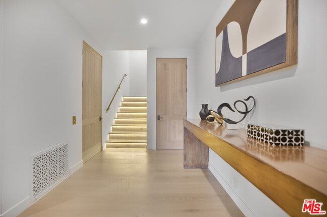 Building Photo - 7212 Mulholland Dr