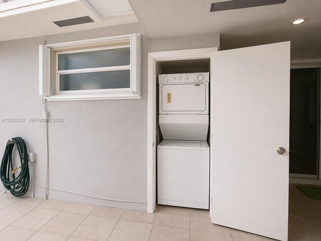 Building Photo - 1104 SW 118th Ct