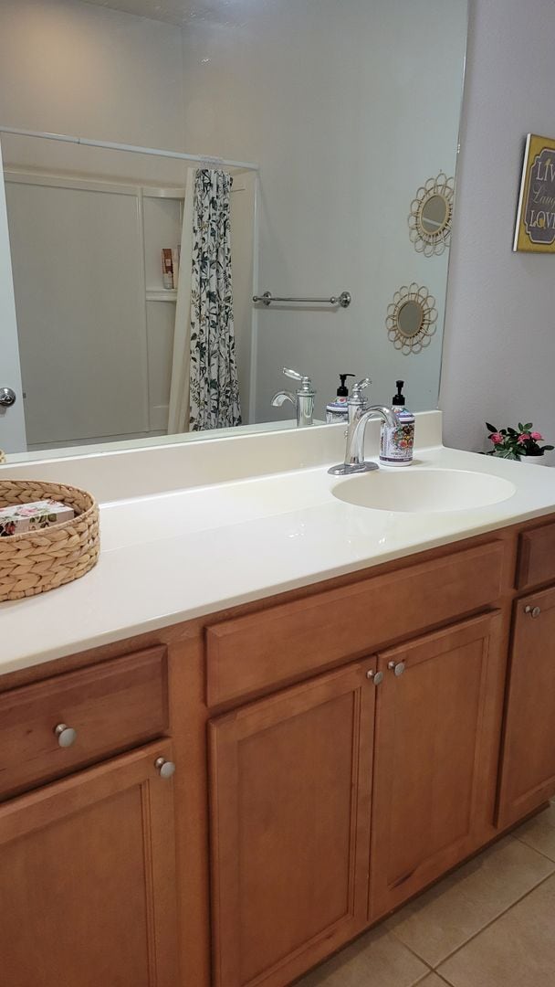 Building Photo - SEASONAL ONLY  3 bedroom, 2 1/2 bath townh...