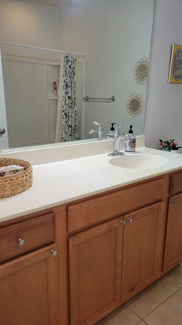 Building Photo - SEASONAL ONLY  3 bedroom, 2 1/2 bath townhome off University Parkway with water view