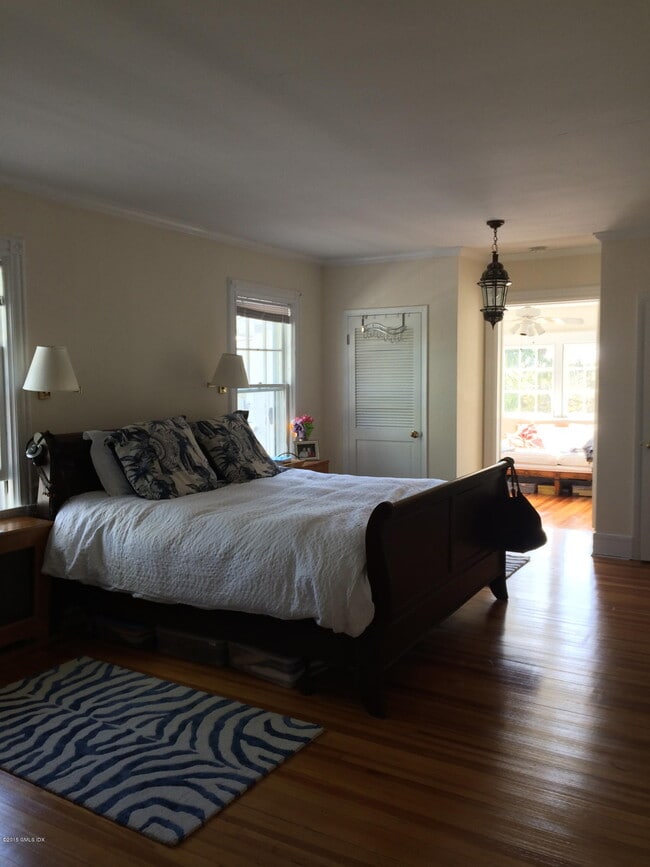 Building Photo - 35 Rockview Dr
