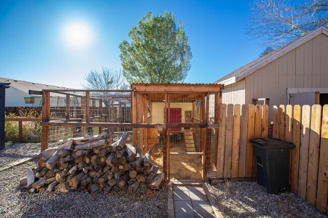 Building Photo - 231 1/2 Beaver Street Unit