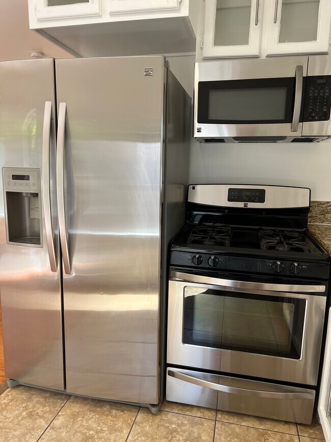 Building Photo - 940 N Serrano Ave