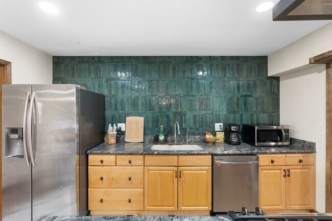 Building Photo - 9 E Del Rio Dr
