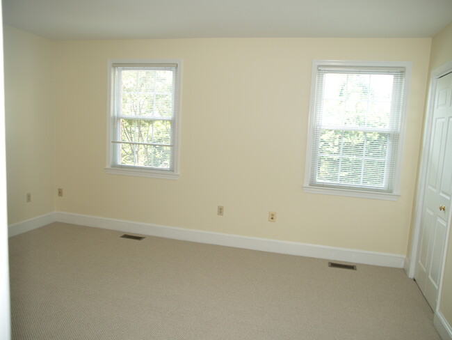 Main Bedroom - 3287 Sutton Pl NW