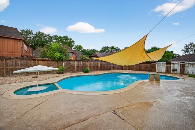Building Photo - 3006 Golden Hills Ln