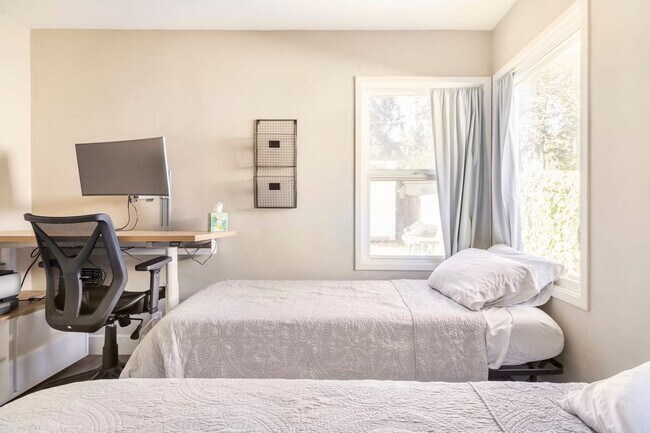 Building Photo - Renovated Two Bedroom West Napa Bungalow