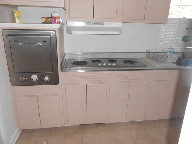 Building Photo - 3 Bed 1 Bath near UWEC! Available June 1st