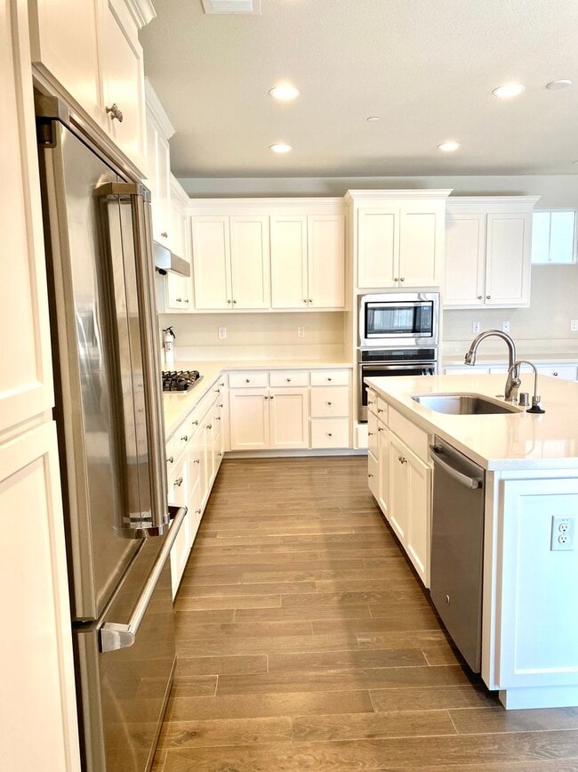 Building Photo - Stunning five bedroom in The Cannery