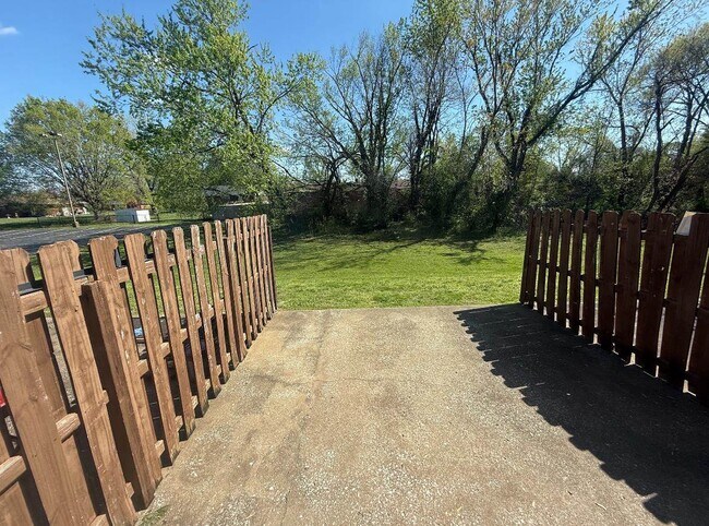 Building Photo - 604 Eastwood St