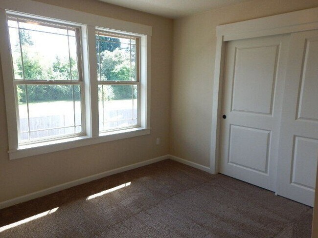 Building Photo - 5 Bedroom Beaverton Home!!!