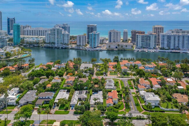 Building Photo - 5915 La Gorce Dr